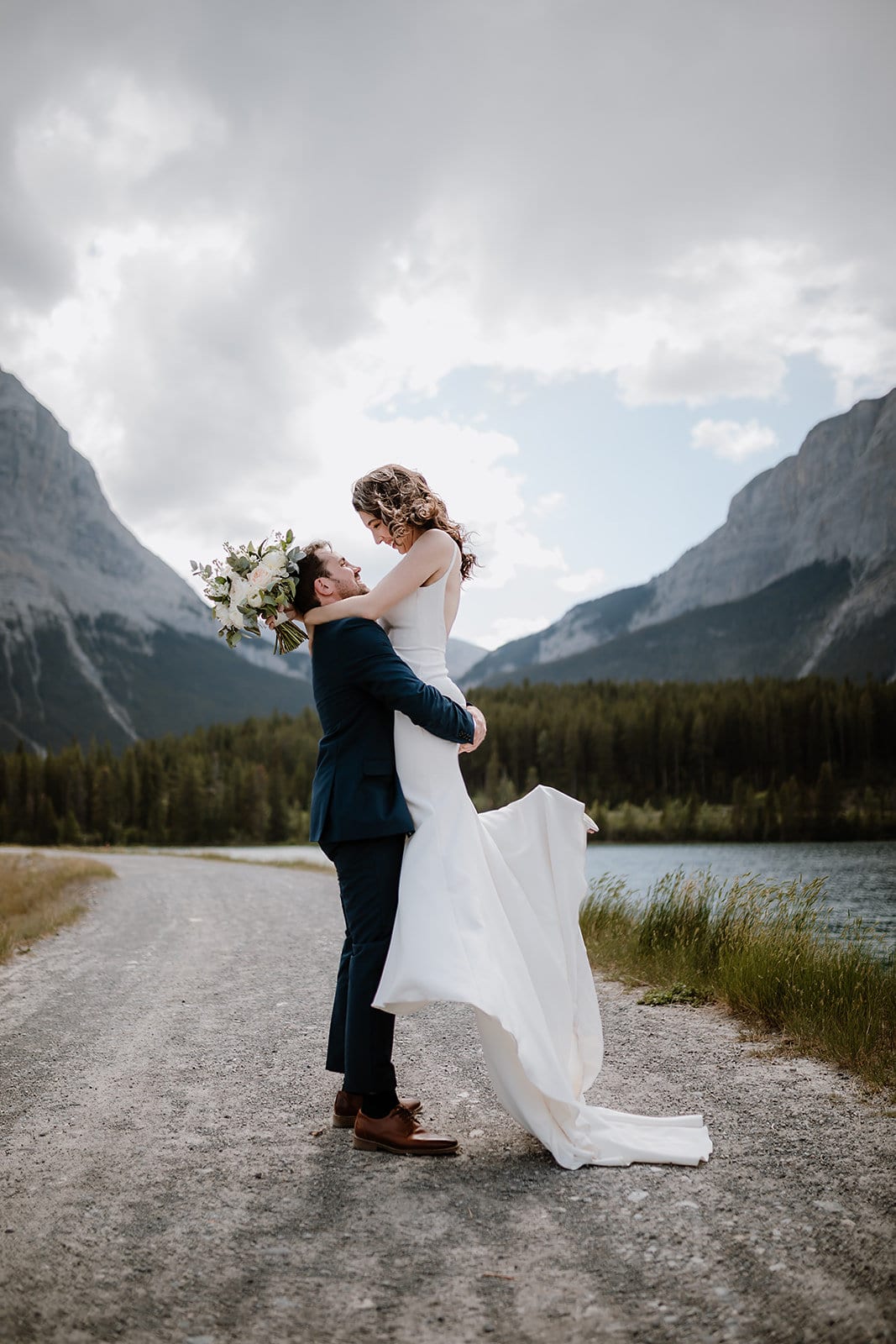 OUTDOOR WEDDING PHOTOS AT RUNDLEVIEW PARKETTE IN CANMORE, AB