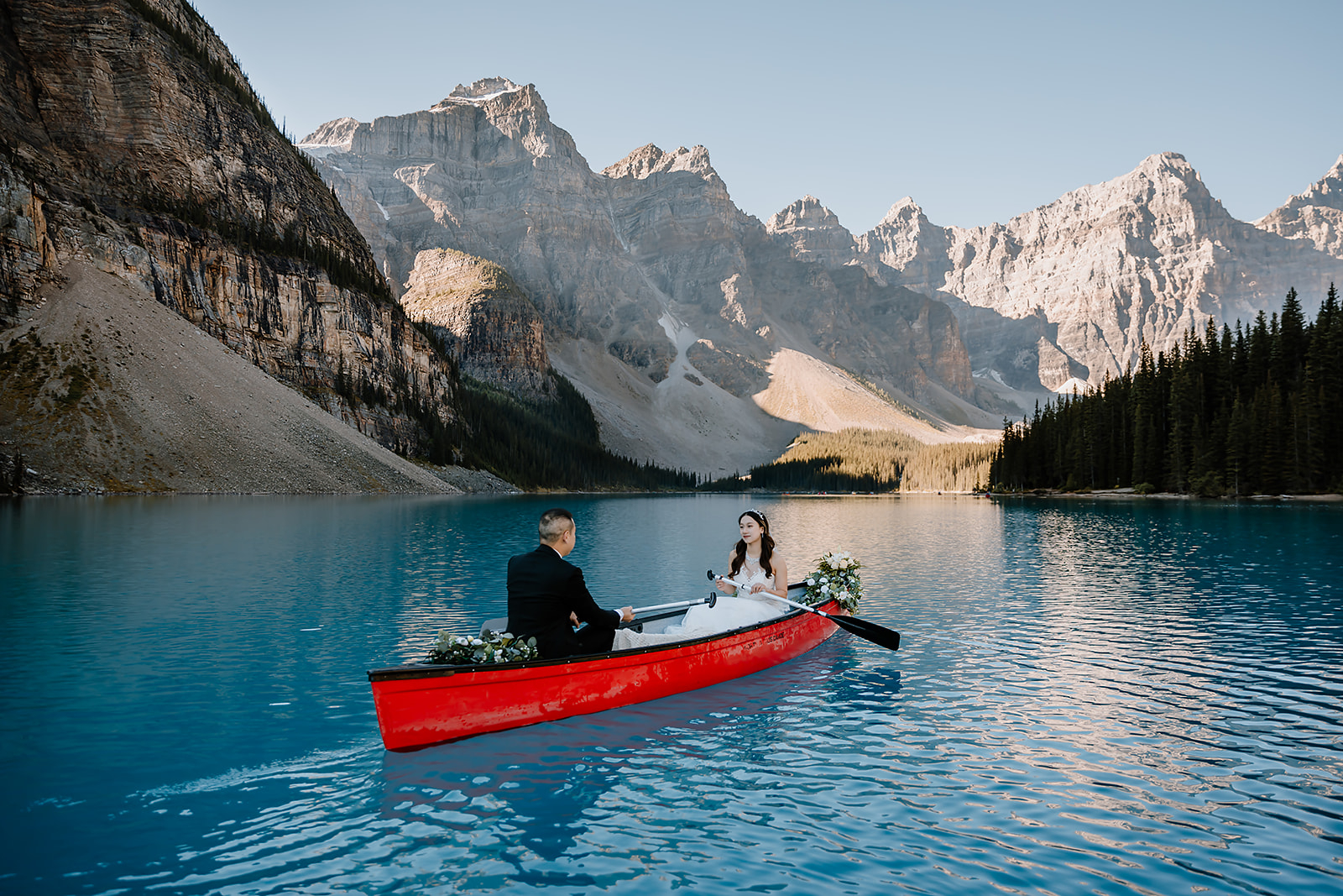 pre-wedding canoe ride photoshoot at moraine lake